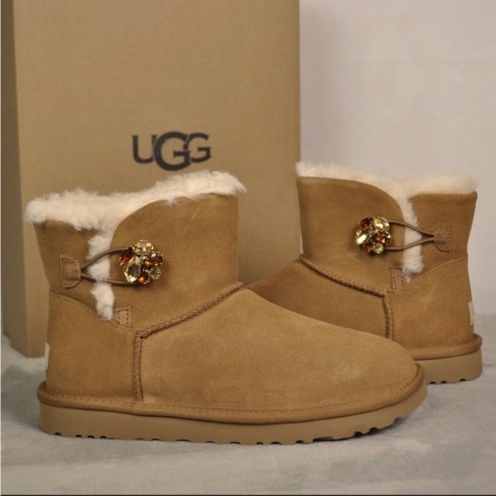 UGG W MINI BAILEY BUTTON GEN Booties Size: 6 - Picture 4 of 5